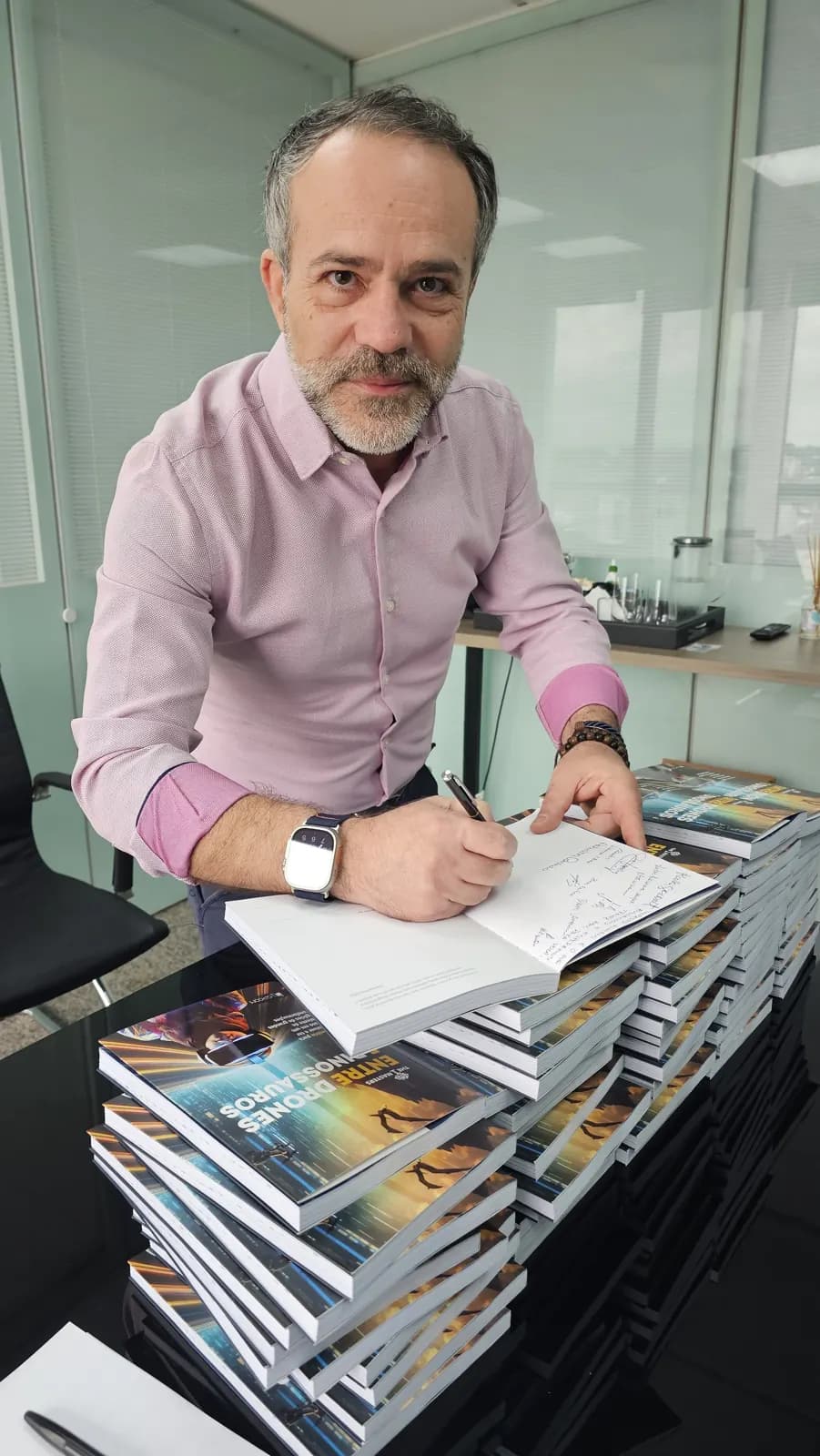 José Manuel Barbosa autografa exemplares de Entre Drones e Dinossauros
