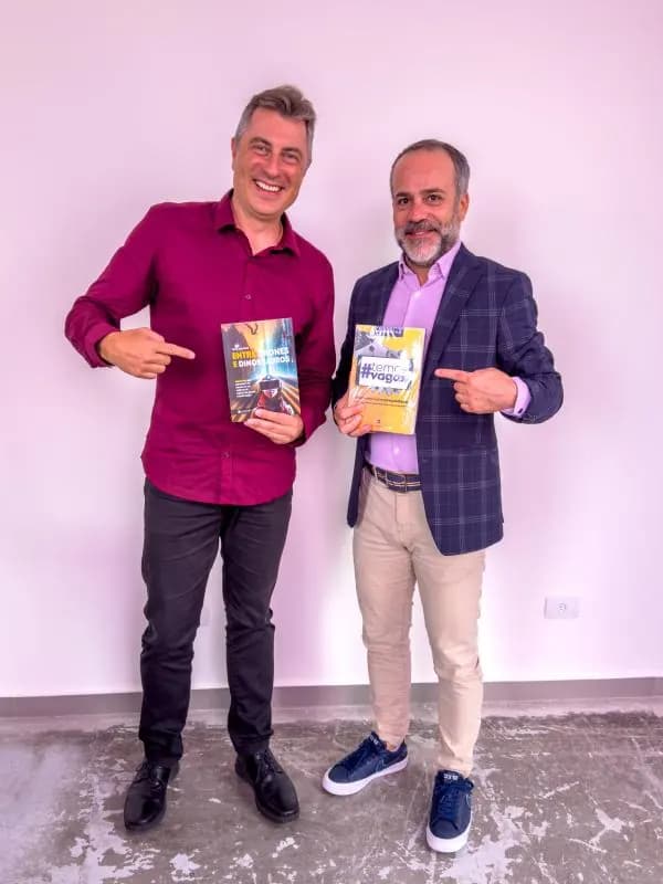 José Manuel Barbosa entrega o livro a Dario Paixão