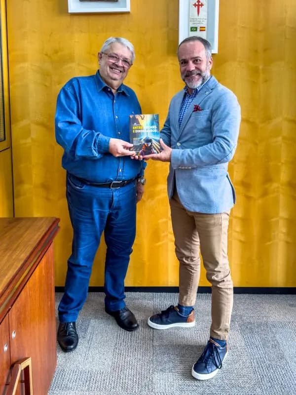 José Manuel Barbosa entrega o livro a Eduardo Gabardo
