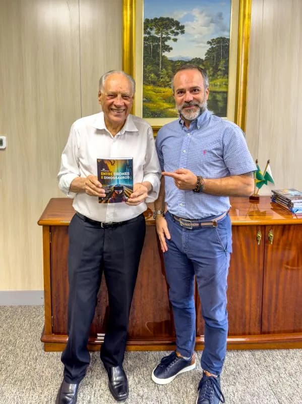 José Manuel Barbosa entrega o livro a Ercilio Santinoni