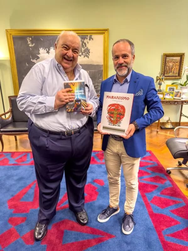 José Manuel Barbosa entrega o livro a Rafael Greca